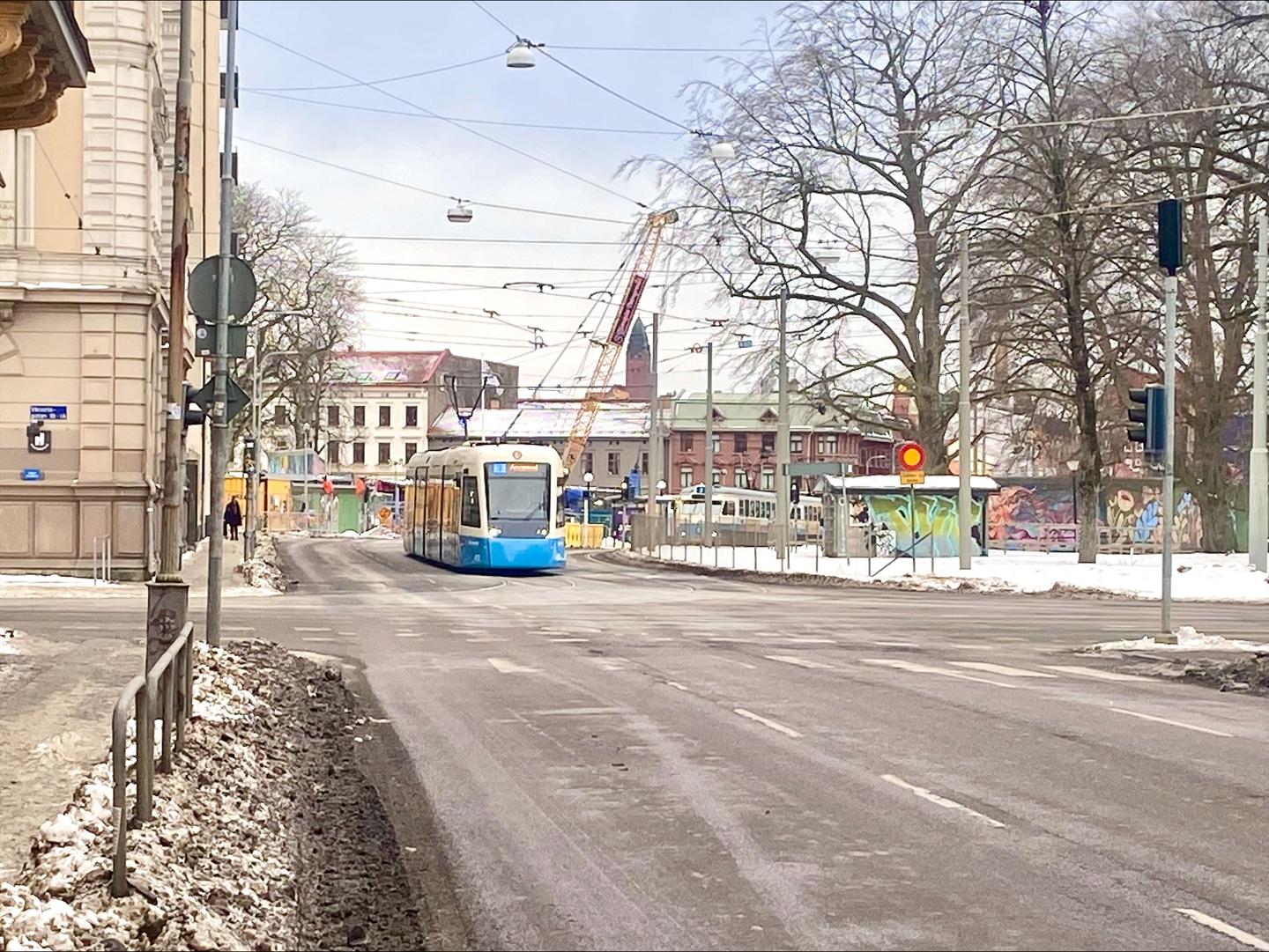 Spårvagn kör längs med gata i Göteborg